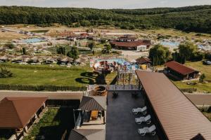 贝克良Suzanne Băile Figa- camere tip hotel的享有带水上公园的度假村的空中景致