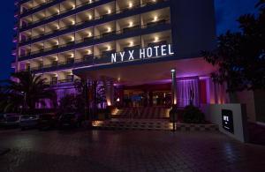 圣安东尼奥湾NYX Hotel Ibiza by Leonardo Hotels-Adults Only的一间神秘酒店在晚上点亮