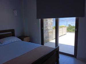 阿莫利亚尼岛Υπόσκαφα cave concept的一间卧室设有一张床,享有阳台的景色