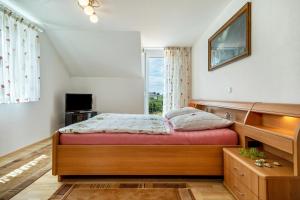马克多夫Storchennest的一间卧室设有一张木床和一个窗户。