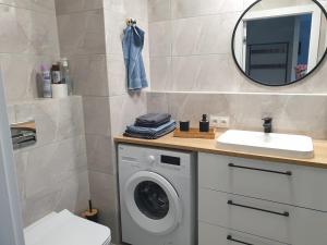 波兹南STARA CEGIELNIA, Faktura VAT, bezkontaktowe zameldowanie的一间带洗衣机和镜子的浴室