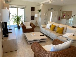 拉夫拉Angeiras Beach House - Porto - Villa by the Sea的带沙发和椅子的客厅以及电视