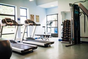 克兰菲尔德克兰菲尔德管理发展中心酒店的一间健身房,里面设有跑步机和椭圆机