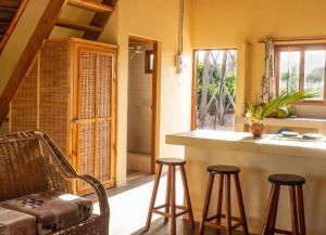 伊尼扬巴内Singila Ocean Lodge的一间厨房,内设一个柜台和凳子