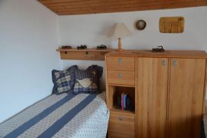 希格斯多夫AlpenGlück – **** Ferienwohnung的一间卧室配有一张床和一个木制橱柜