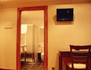 埃斯皮纳尔奥泽皮利清风乡村旅馆的客房设有镜子和带卫生间的浴室