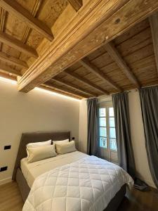 库尼奥La Dimora del Brocante的一间卧室设有一张大床和一个窗户。