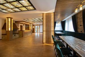 坎普朗莫道尼斯Berghaus Bucovina的一间带长桌和椅子的用餐室