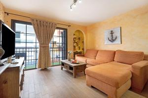 吉亚德伊索拉Brisa del Mar的带沙发和大窗户的客厅