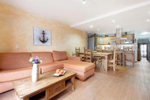 吉亚德伊索拉Brisa del Mar的客厅配有沙发和桌子