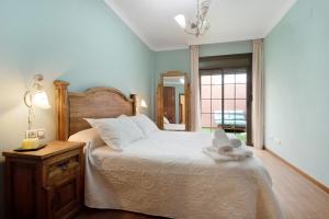吉亚德伊索拉Brisa del Mar的一间卧室配有一张床,床上有毛巾