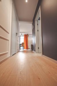莱斯科Apartamenty Lesko 23的一间空房间,铺有木地板,设有一扇开放式门