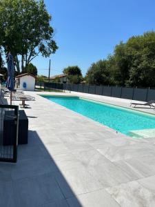 达克斯Le Montmieri的庭院里的一个蓝色海水游泳池