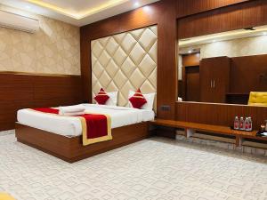 AyodhyaRoyal Heritage Hotel & Resort的酒店客房设有一张床和一面大镜子