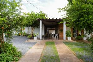 库亚巴Pousada dos Ventos Refugio Urbano的房屋的庭院,配有桌椅