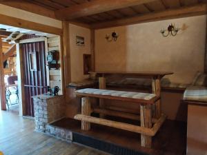 伊莱姆尼采Ubytování U Bohouše的一间房间,内设桌子和长凳