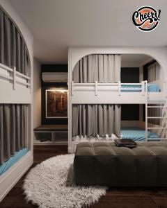 河内Cheers Hostel Hanoi的卧室配有两张双层床和地毯。