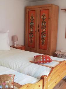ŞoarşAndrada's House Soars的一间卧室配有一张大床和木柜