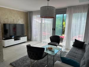 多布拉沃达Villa La Miga的带沙发和电视的客厅