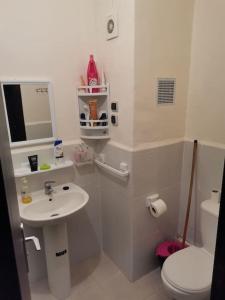 胡塞马Un appartement à proximité de la corniche Hoceima pour les familles的白色的浴室设有水槽和卫生间。