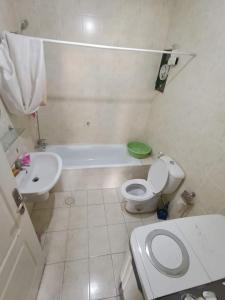 艾沙尔特شقة RIMA的白色的浴室设有卫生间和水槽。