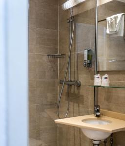 阿雅克修格尔福酒店的带淋浴和盥洗盆的浴室