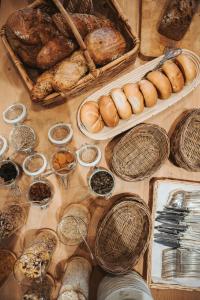 基茨比厄尔HENRI Country House Kitzbühel的一张桌子上面有很多不同类型的面包