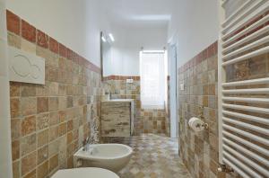 布拉恰诺LE CAMERE di VITTORIA的一间带卫生间和水槽的浴室