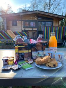 奥布河畔巴尔Le Village de la Champagne - Slowmoov的一张野餐桌,包括食物、饮料和面包