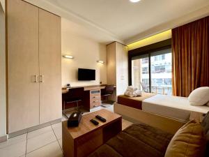 朱尼耶哈亚里套房公寓式酒店的一间酒店客房,配有一张床和一台电视