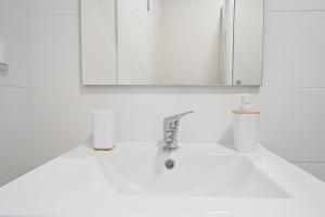 里斯本Right Place的白色的浴室设有水槽和镜子