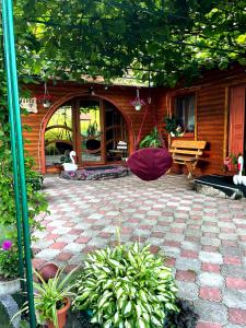 米库利钦У Болгарина的种有植物的庭院和带长凳的建筑
