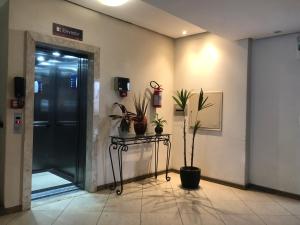 伊达贾伊Hotel Graju Itajaí的走廊上挂着植物的门