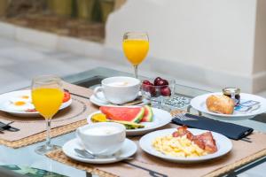 赫雷斯-德拉弗龙特拉YIT卡萨大酒店的托盘早餐食品和两杯橙汁