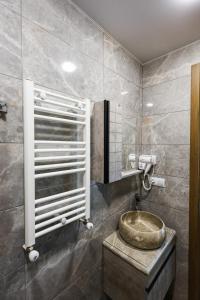 卡兹贝吉Heaven Hill的一间带水槽和镜子的浴室