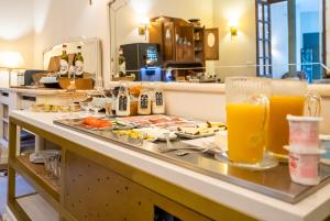 赫雷斯-德拉弗龙特拉YIT卡萨大酒店的桌上放着食物和橙汁