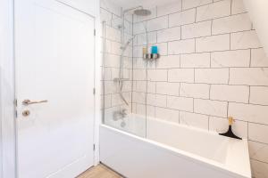 南安普敦Dawson House- gorgeous two bedroom with free parking的白色的浴室设有淋浴和浴缸