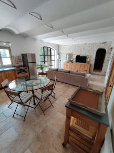 Boisset-et-GaujacGite au sein d'un Mas Provençal的客厅配有玻璃桌和沙发