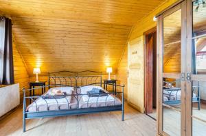 LeibertingenFerienblockhaus Glocker - Hof的木制客房内的一间卧室配有两张床