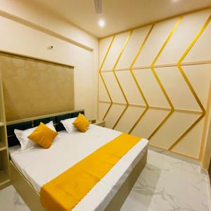 Golden Lotus Varanasi客房内的一张或多张床位