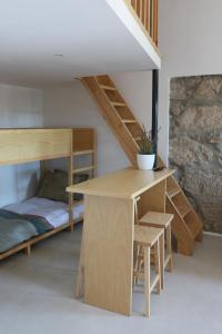 波尔图Casas da Corujeira的客房设有一张桌子和一张双层床。