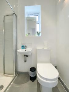 伦敦Wembar Hotel的白色的浴室设有卫生间和水槽。