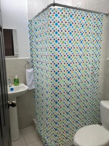 Turquesa 2的浴室配有带卫生间的淋浴帘