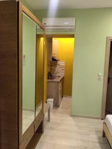 罗希姆诺Anastasios Luxury Apartment Sea View的客房设有带卫生间的浴室和厨房。