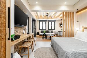 纳克索乔拉Legato Spa Suites的一间卧室设有一张床和一间客厅。