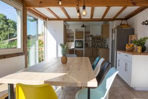 卡布勒通Ocean Garden Surf Lodge的厨房配有木桌和椅子