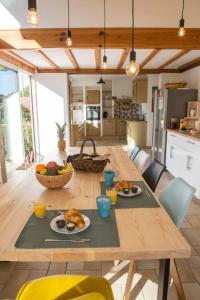 卡布勒通Ocean Garden Surf Lodge的厨房里配有一张带食物的木桌