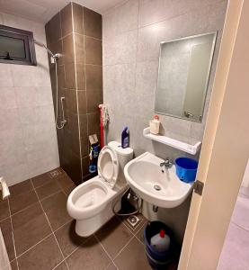 北赖Holiday Inn Stay 3B2R Meritus Residensi Perai的一间带卫生间和水槽的小浴室
