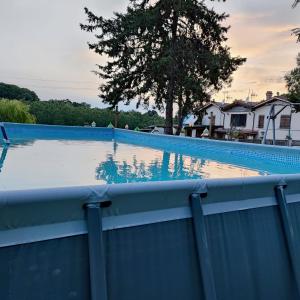 福利亚Masseria Le Querciole的一个带蓝色围栏的大型游泳池