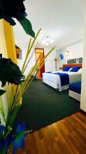 普诺Hostel Sillustani Inn Puno的前景卧室,带一张床和植物